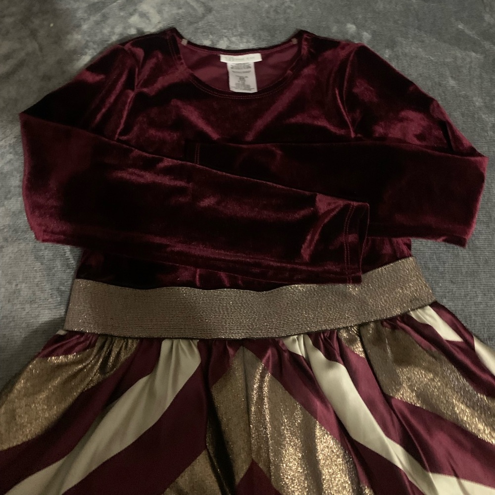 A very pretty soft velvet feel maroon dress 😍Perfect for winter parties